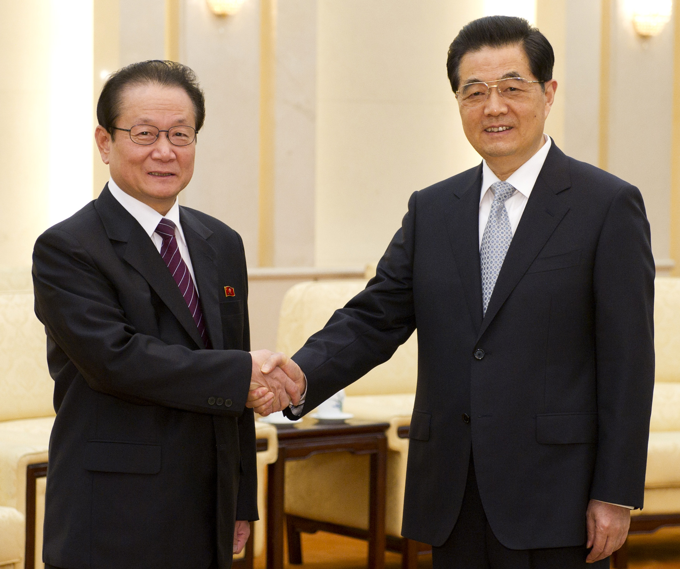 Kinas president Hu Jintao (till höger tillsammans med den nordkoreanska statsmannen Kim Yong-il under mötet i måndags.