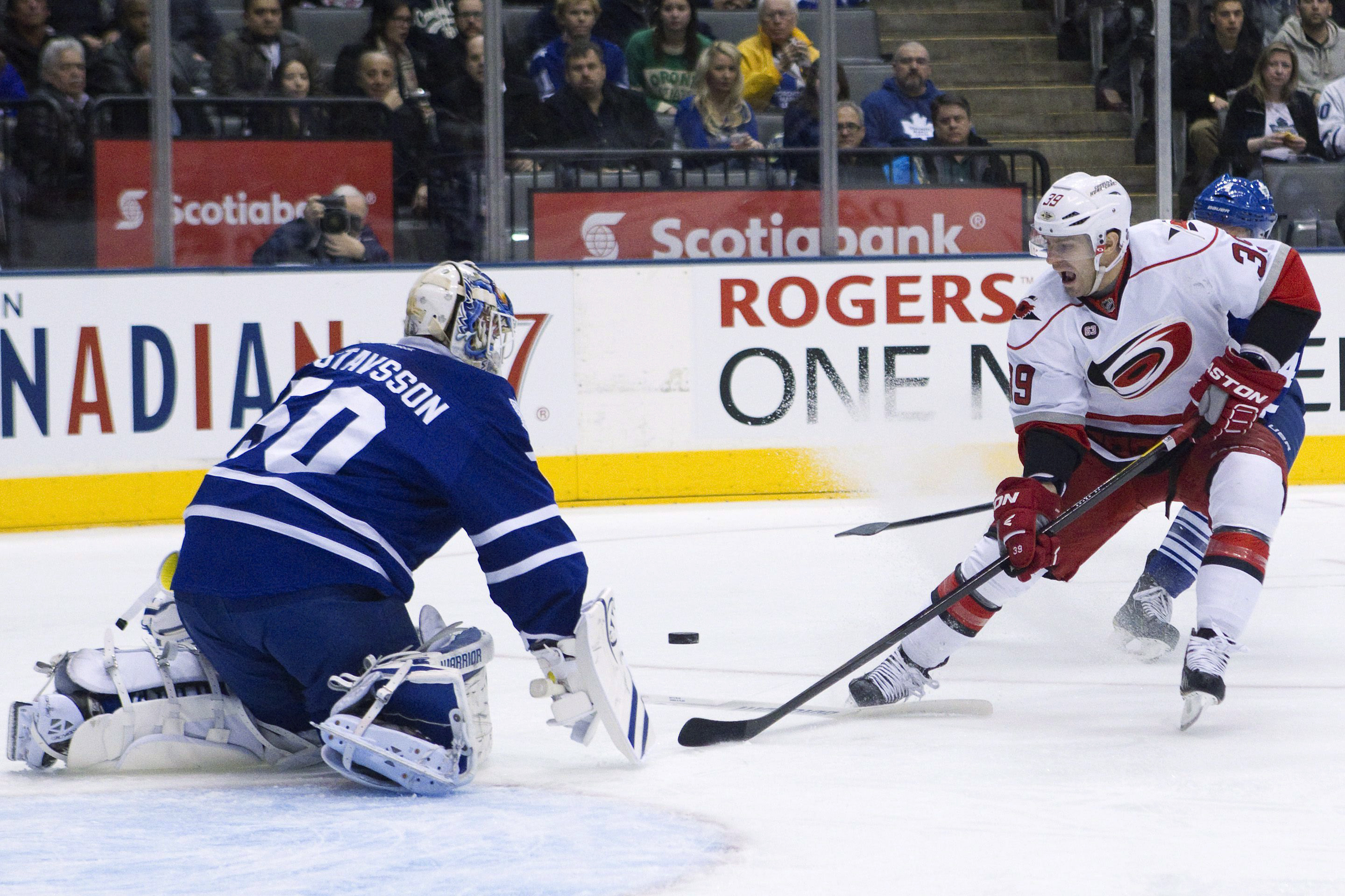Den här pucken tog Toronto Maple Leafs, Jonas Gustavsson, lätt. Men när han släppte in 3-0 målet blev han utbytt. Det blev även slutresultatet mot Carolina Hurricanes. Den här pucken tog Toronto Maple Leafs, Jonas Gustavsson, lätt. Men när han släppte in 3-0 målet blev han utbytt. Det blev även slutresultatet mot Carolina Hurricanes.