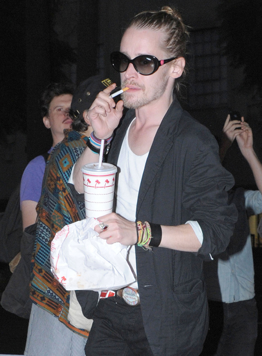 Macaulay Culkin ser ut att må bra som vanligt. Macaulay Culkin ser ut att må bra som vanligt.