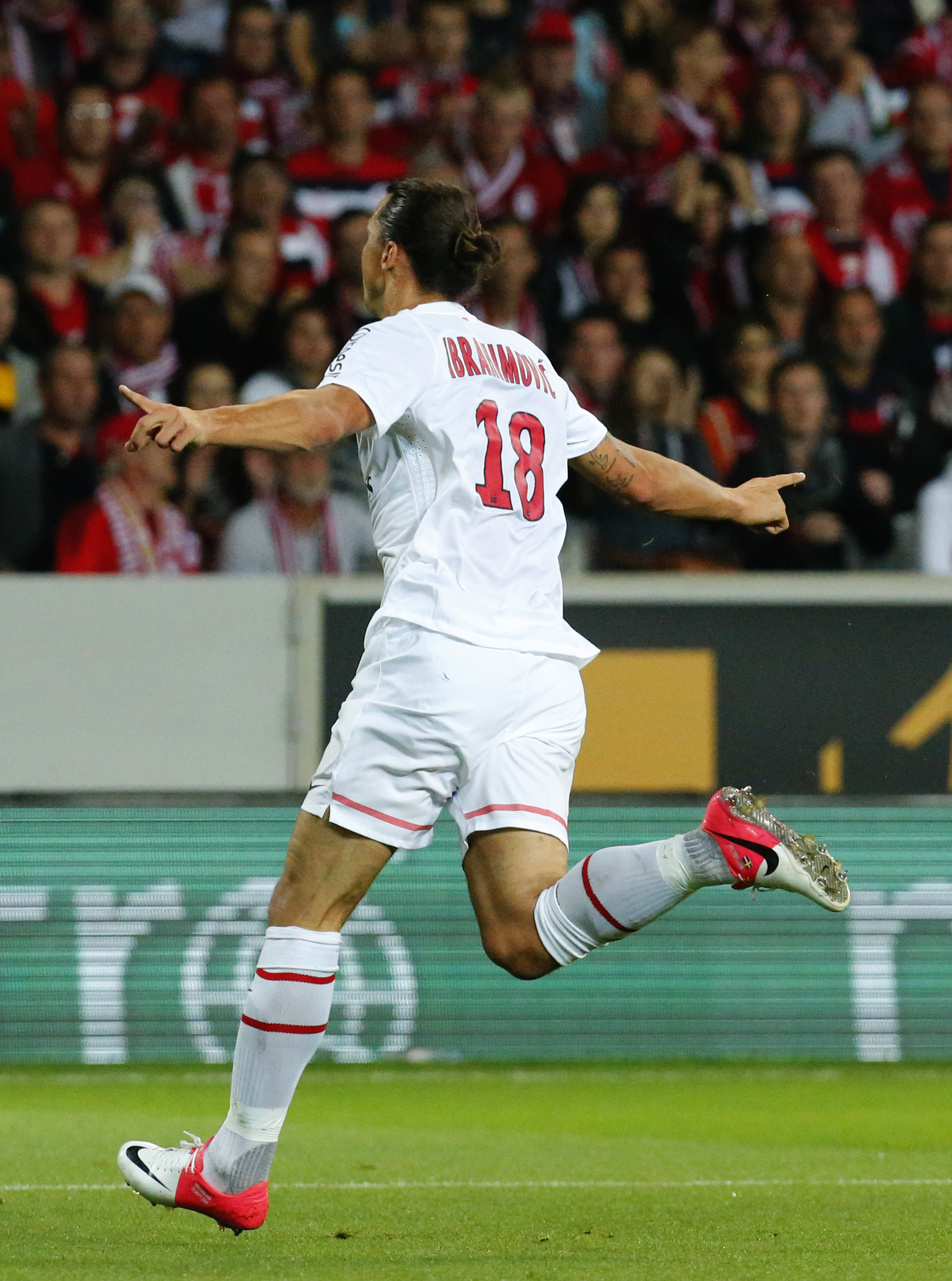 Zlatan Ibrahimovic hyllas efter sina två avgörande mål mot Lille.