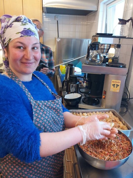 I projektet "Pofta Buna" som Frälsningsarmén driver i samarbete med Svenska kyrkan får kvinnor som försörjer sig genom tiggeri en möjlighet att validera sina kunskaper i matlagning, lära sig hantera ett kök och livsmedel och efter det själva bli kursledare för matlagningskursen som erbjuds för allmänheten. 

Rodica är 27 år gammal och har tre barn hemma i Rumänien. Hennes kusin Ramona är 26 och har också tre barn. De har bott i Sverige i ungefär tre år, från och till. De har försörjt sig genom att tigga pengar på gatan och sälja tidningar på tunnelbanan. Men på torsdagskvällar står de båda i ett stort kök i Frälsningsarméns lokaler på Södermalm och lagar mat tillsammans med svenska gäster. 

För Rodica handlar projektet om mer än matlagning. För henne är det ett sätt att få visa sin kompetens. Hon vill själv fortsätta arbeta inom restaurangbranschen och hoppas att projektet kan ge bra erfarenheter och nätverk som kan hjälpa henne att uppnå sitt mål. 