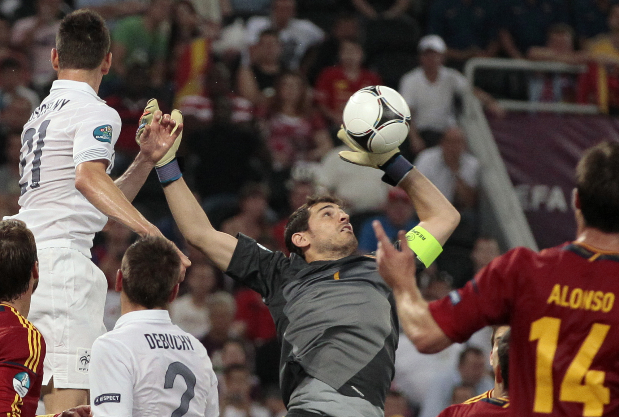 Sedan tappade Iker Casillas en hörna och Frankrike kunde sånär peta in kvitteringen. Sedan tappade Iker Casillas en hörna och Frankrike kunde sånär peta in kvitteringen.