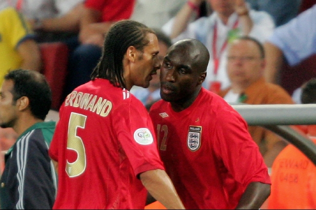 Rio Ferdinand och Sol Campbell under VM 2006. Nu går den sistnämnde ut och ifrågasätter varför inte Rio får vara med i EM.