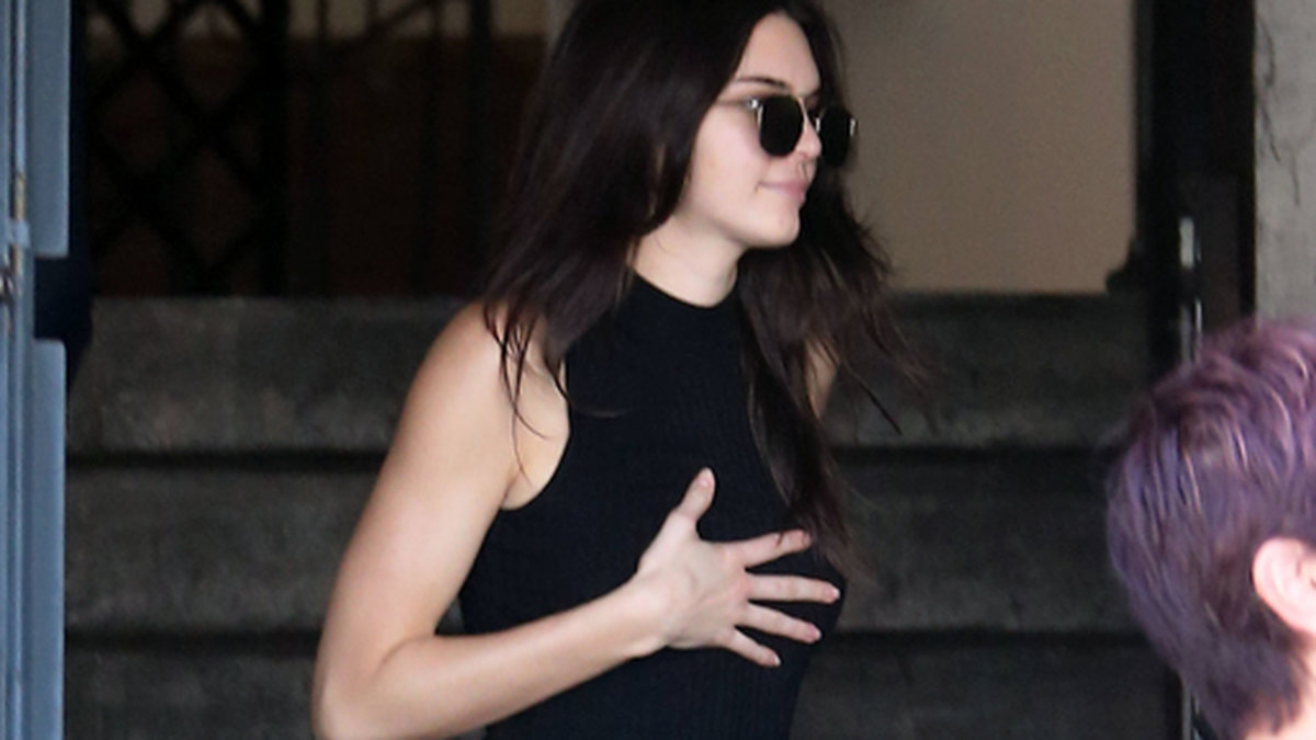 Kendall Jenner shoppar i Beverly Hills.