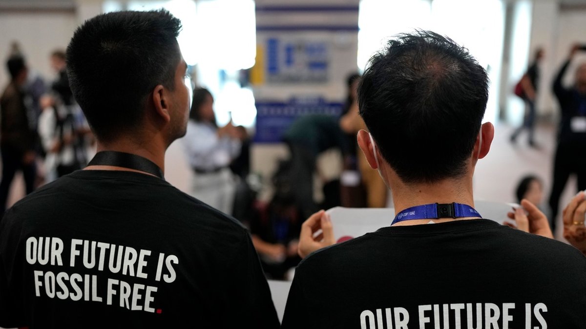 'Vår framtid är fossilfri', står det på aktivisternas tröjor under COP28 i Dubai.