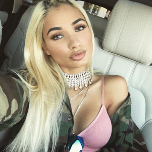 Pia Mia Perez tar en selfie. Pia Mia Perez tar en selfie.