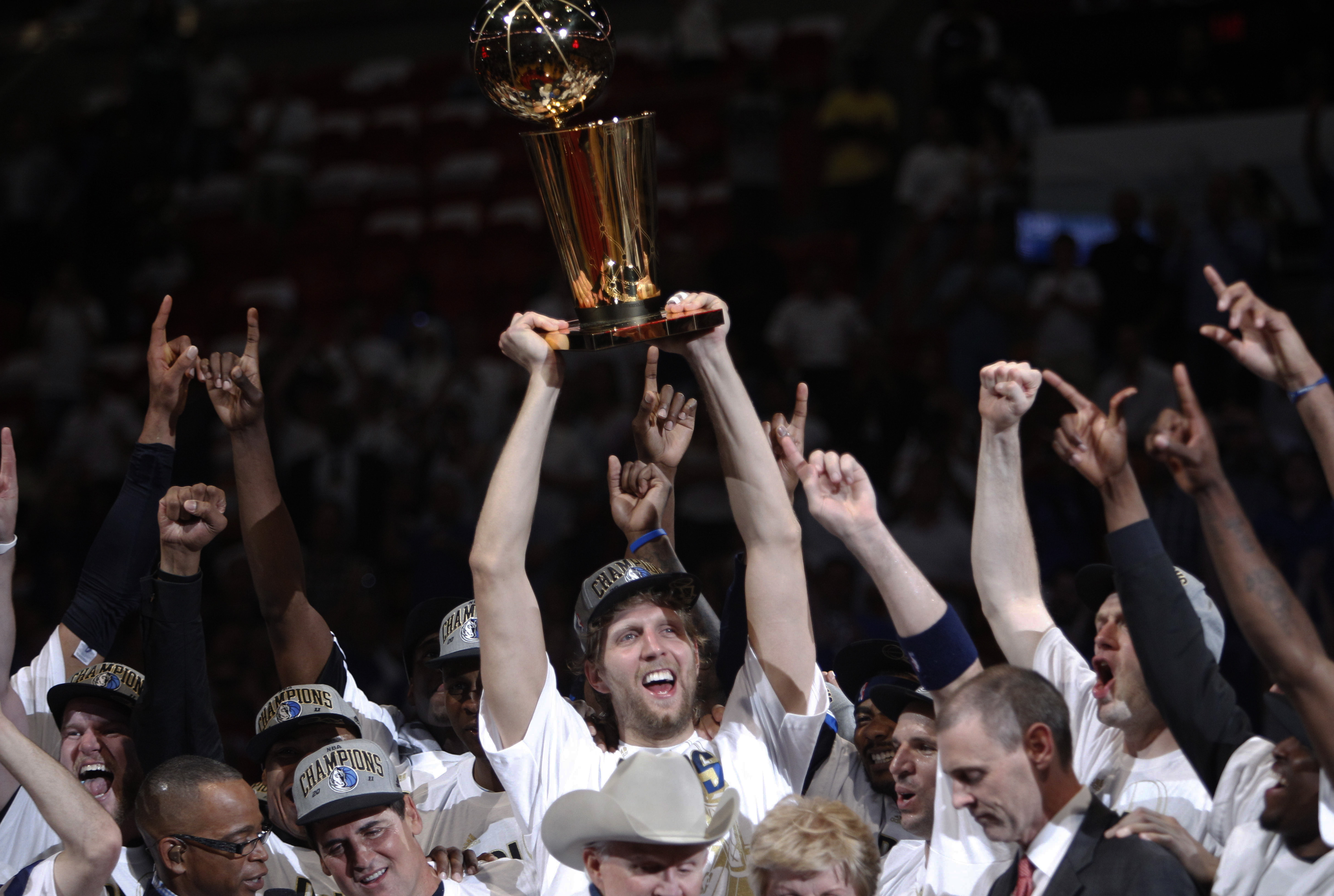 Dirk Nowitzki jublar tillsammans med sina lagkamrater efter att Dallas Mavericks besegrat Miami Heat i det supersatsande lagets egen hemmaborg. LeBron James, Dwayne Wade och Chris Bosh lyckades inte plocka hem den utlovade titeln.