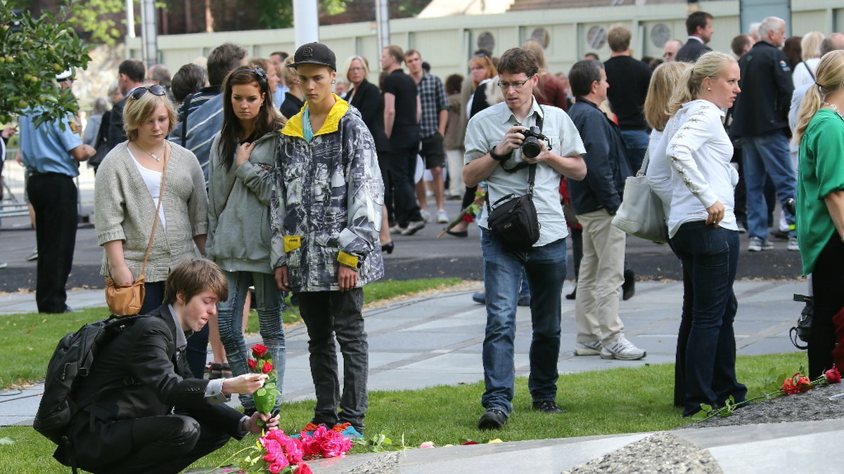 Många hade samlats i Oslo för att hedra offren.