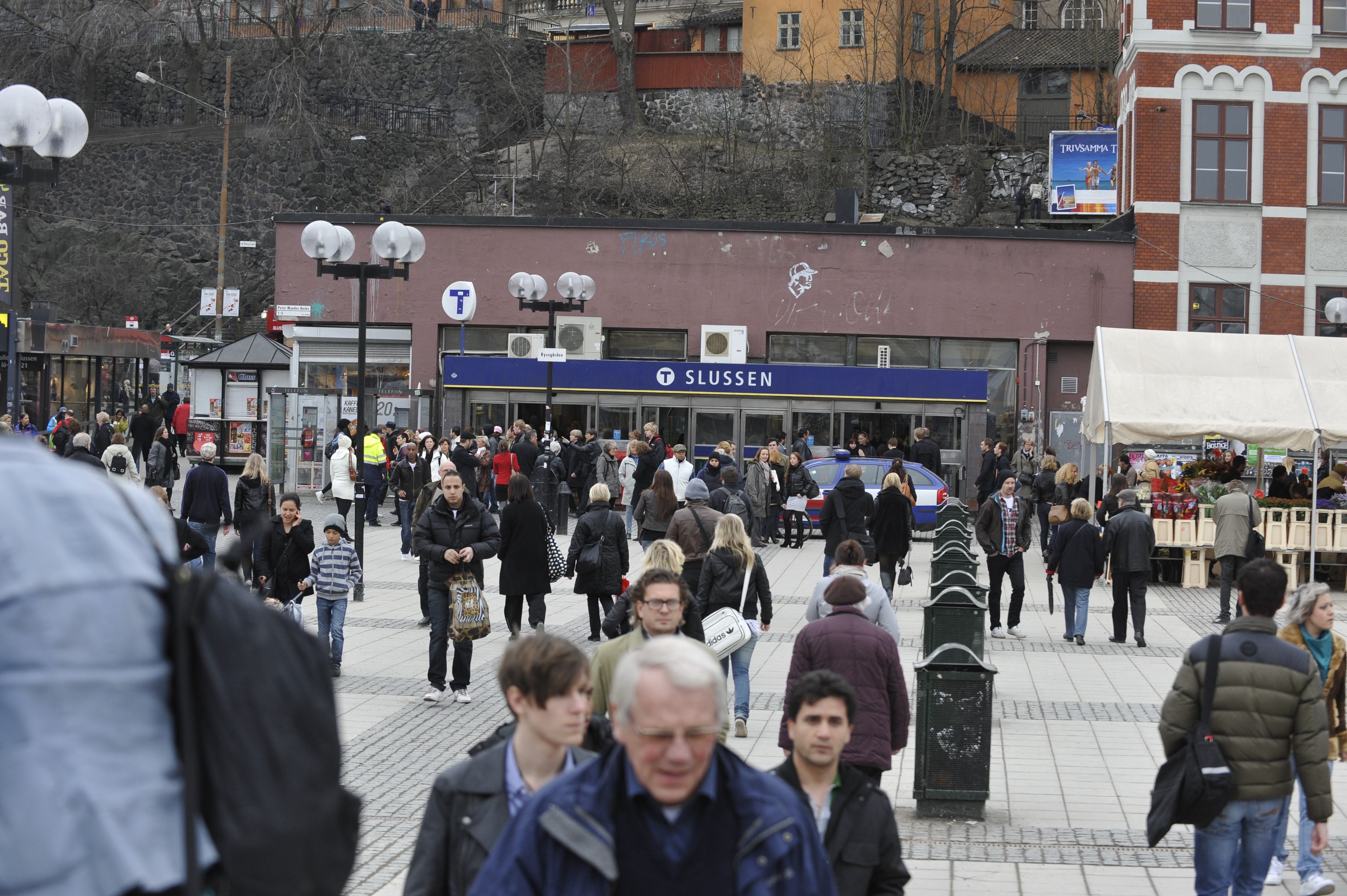 Vid Slussen i Stockholm fick en försäljare ett vinkeljärn i huvudet.