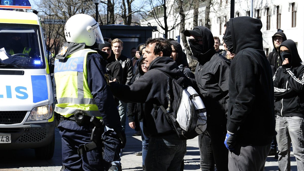 Motdemonstranter motas bort av polisen under första maj i Jönköping.