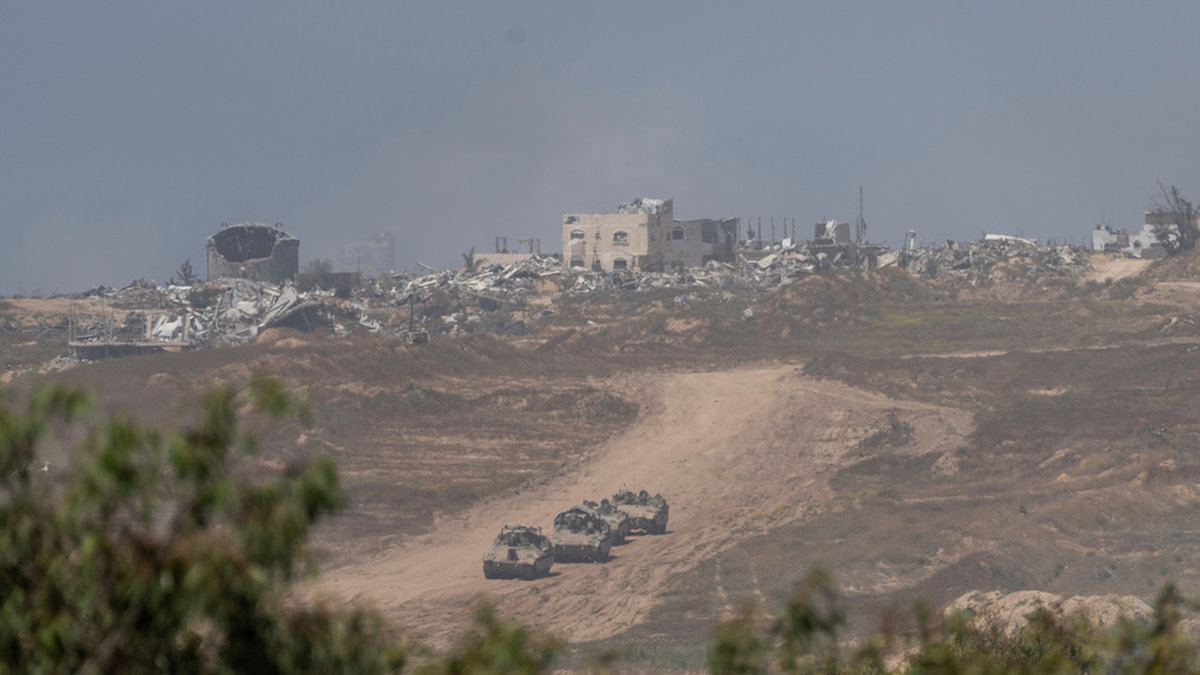Israeliska stridsvagnar i gränsområdet mellan Israel och Gazaremsan den 17 april.