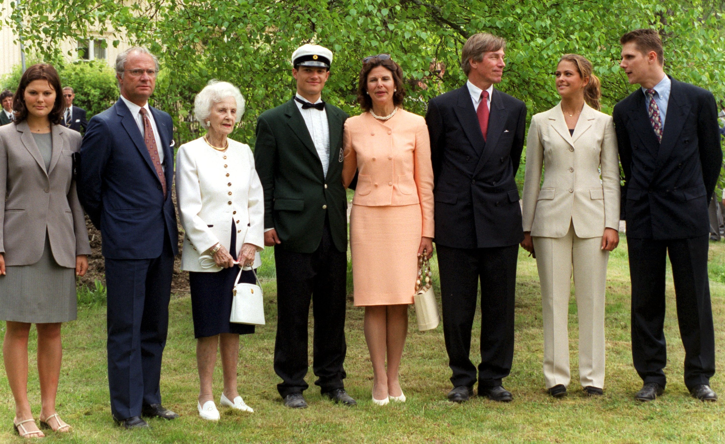 Prins Carl-Philip (mitten) är en av de som tagit studenten på Lundsberg.