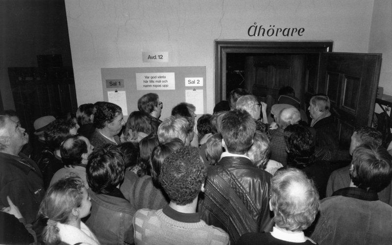Åhörare går in till rättssalen i februari 1988 för att bevittna rättegången mot de två läkare som senare frikändes för mordet på 27-åriga Catrine da Costa.