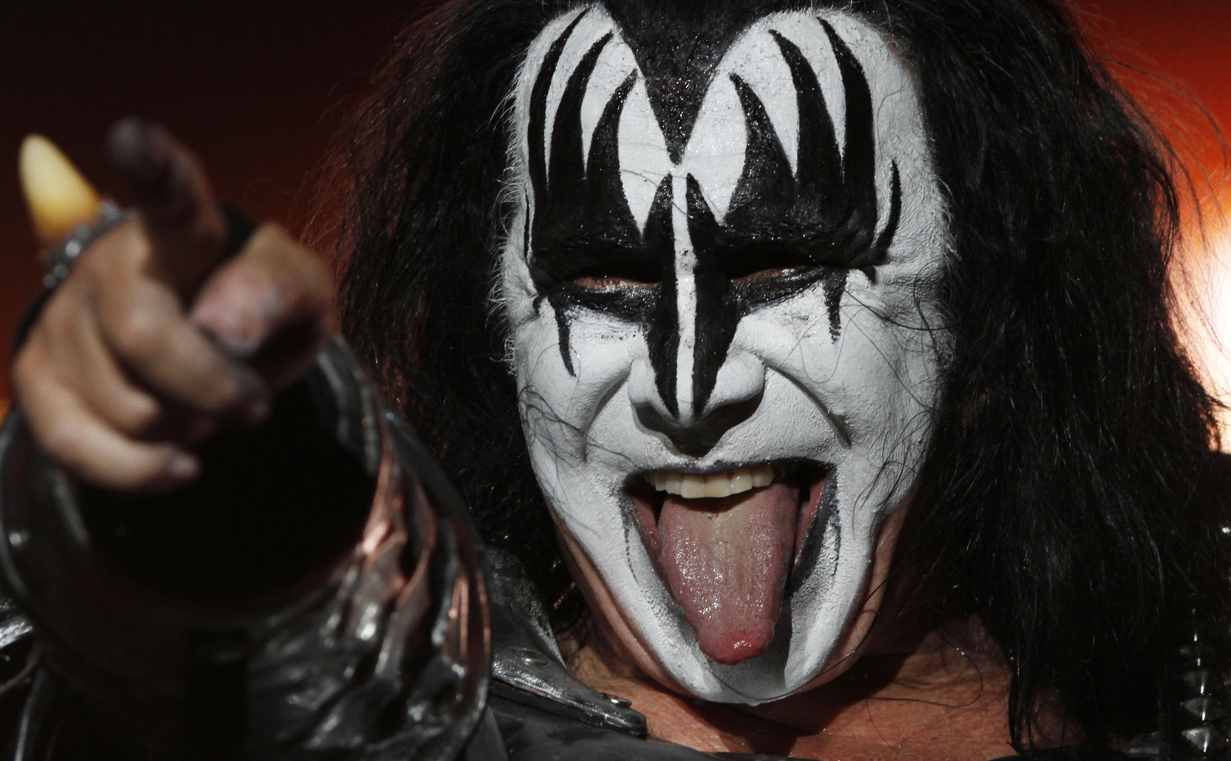 Romney har också stöd av rockhistoriens längsta tunga - Gene Simmons. Romney har också stöd av rockhistoriens längsta tunga - Gene Simmons.