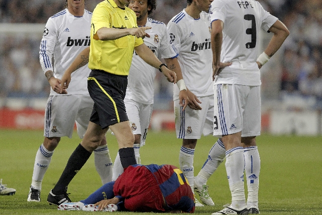 Den spanska säsongen avslutades med 4 x El Classico. Madrid spelade hårt, dock utan framgång. Här i förlustmatchen i Champions League där Barca slog ut ärkerivalen i semifinalen. Den spanska säsongen avslutades med 4 x El Classico. Madrid spelade hårt, dock utan framgång. Här i förlustmatchen i Champions League där Barca slog ut ärkerivalen i semifinalen.