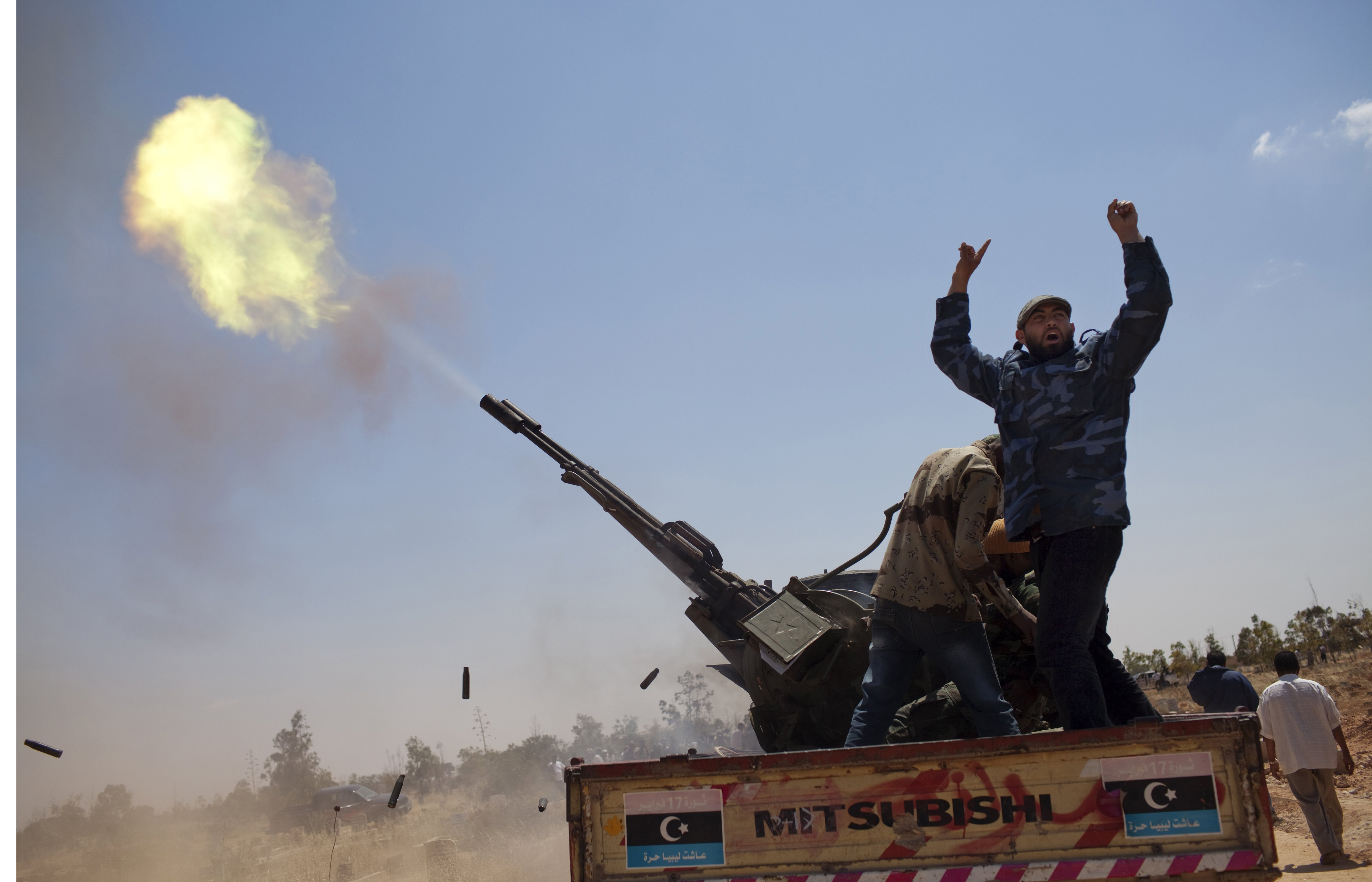 Två libyska rebeller använder luftvärn för att värja sig mot Khaddafis styrkor.
