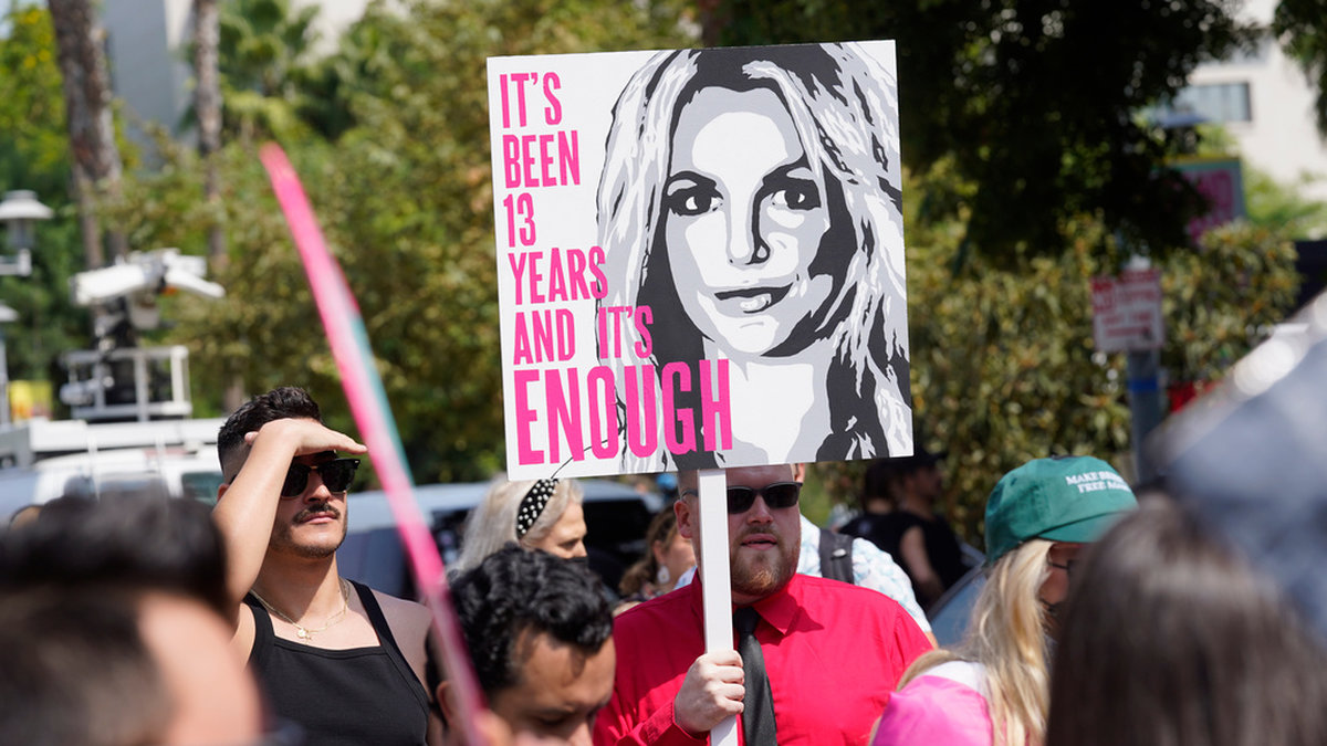Britney Spears supportrar demonstrerar utanför en domstol i Los Angeles hösten 2021 där hennes förmyndarskap prövades. Arkivbild.