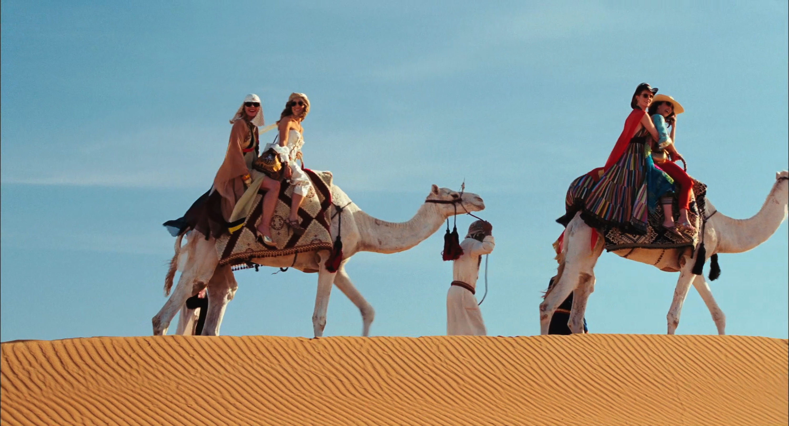 Tjejerna rider på kameler.