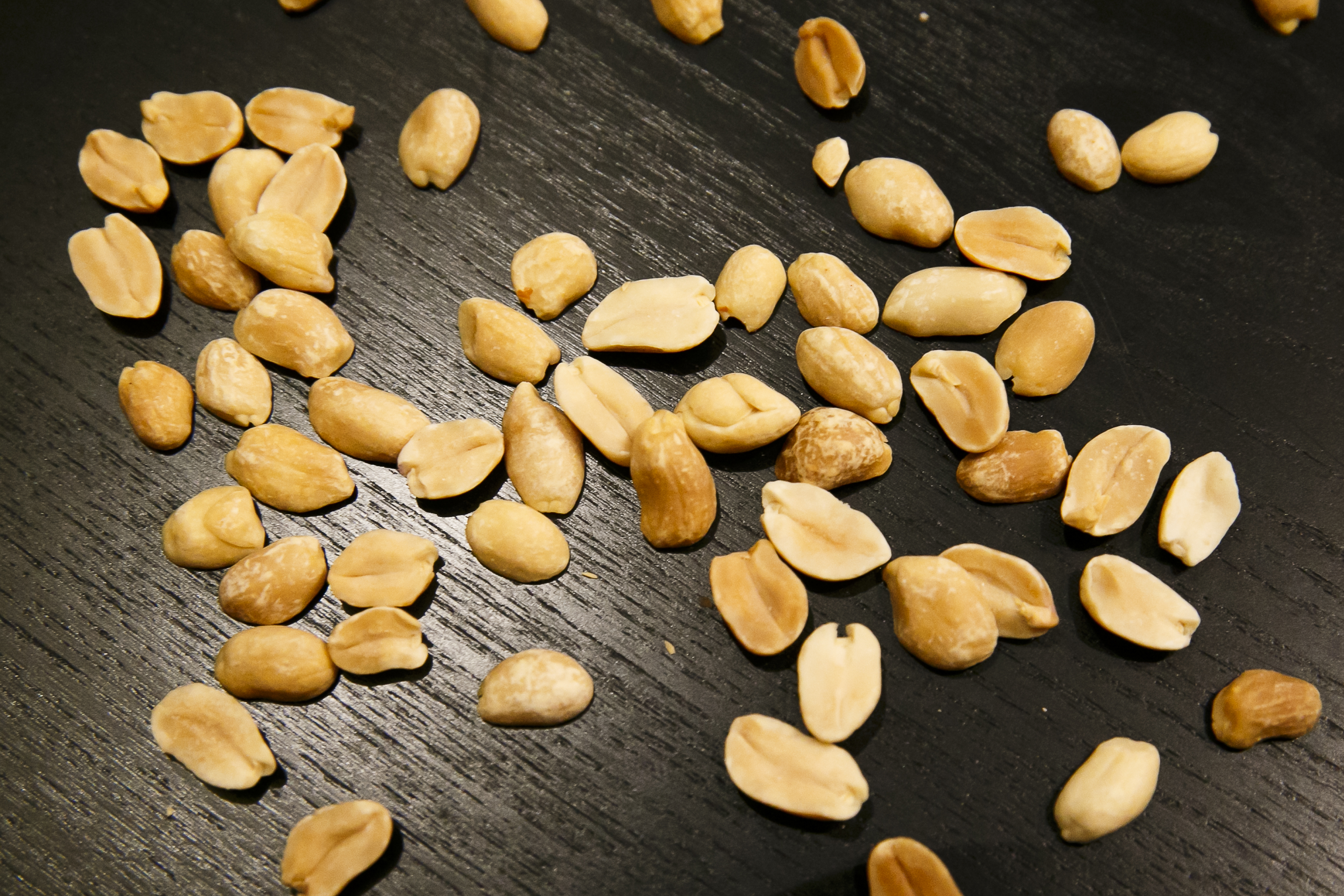 Nötter kan ge färre kalorier än vi trott.