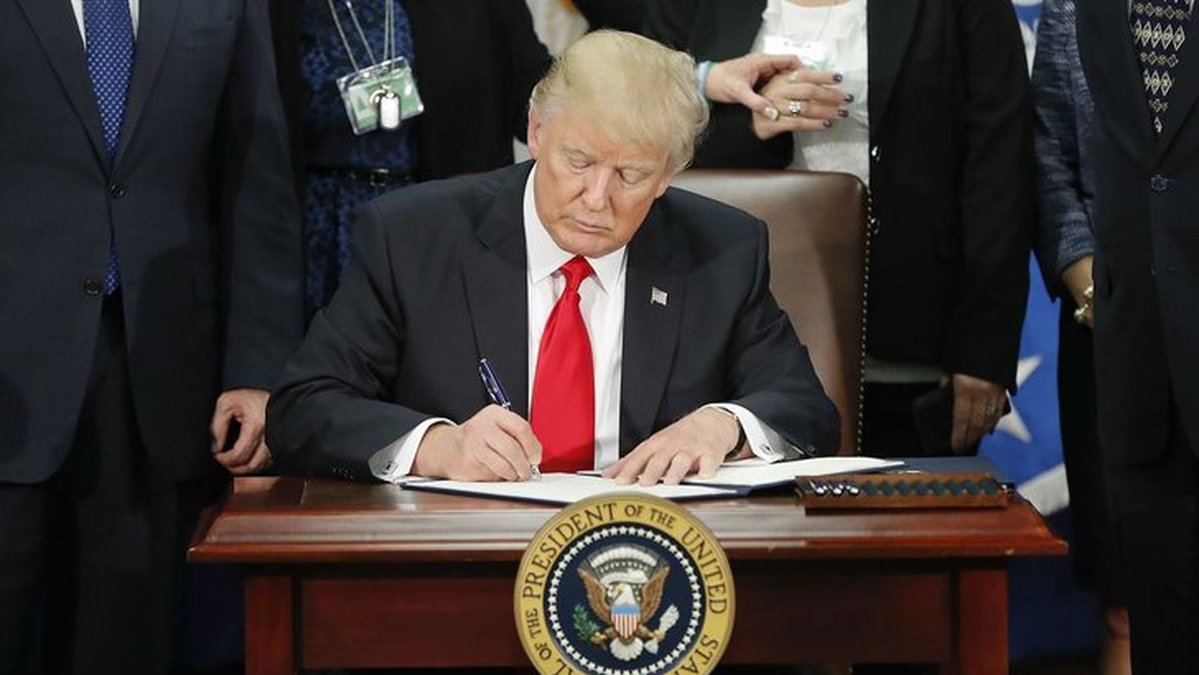 Donald Trump skriver under en annan presidentorder. 