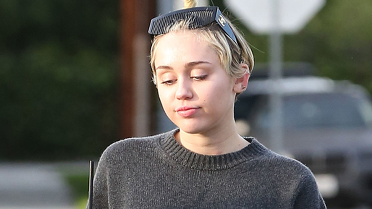 Miley Cyrus äter lunch med en kompis i Kalifornien. 