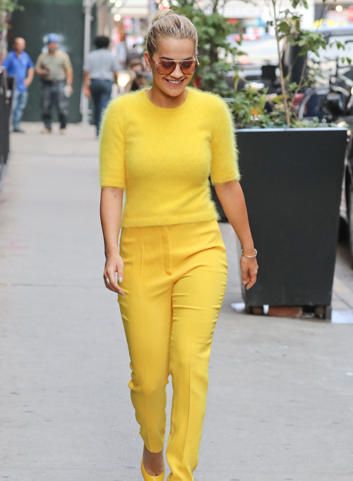 Rita Ora är klädd i gult från topp till tå i New York.
