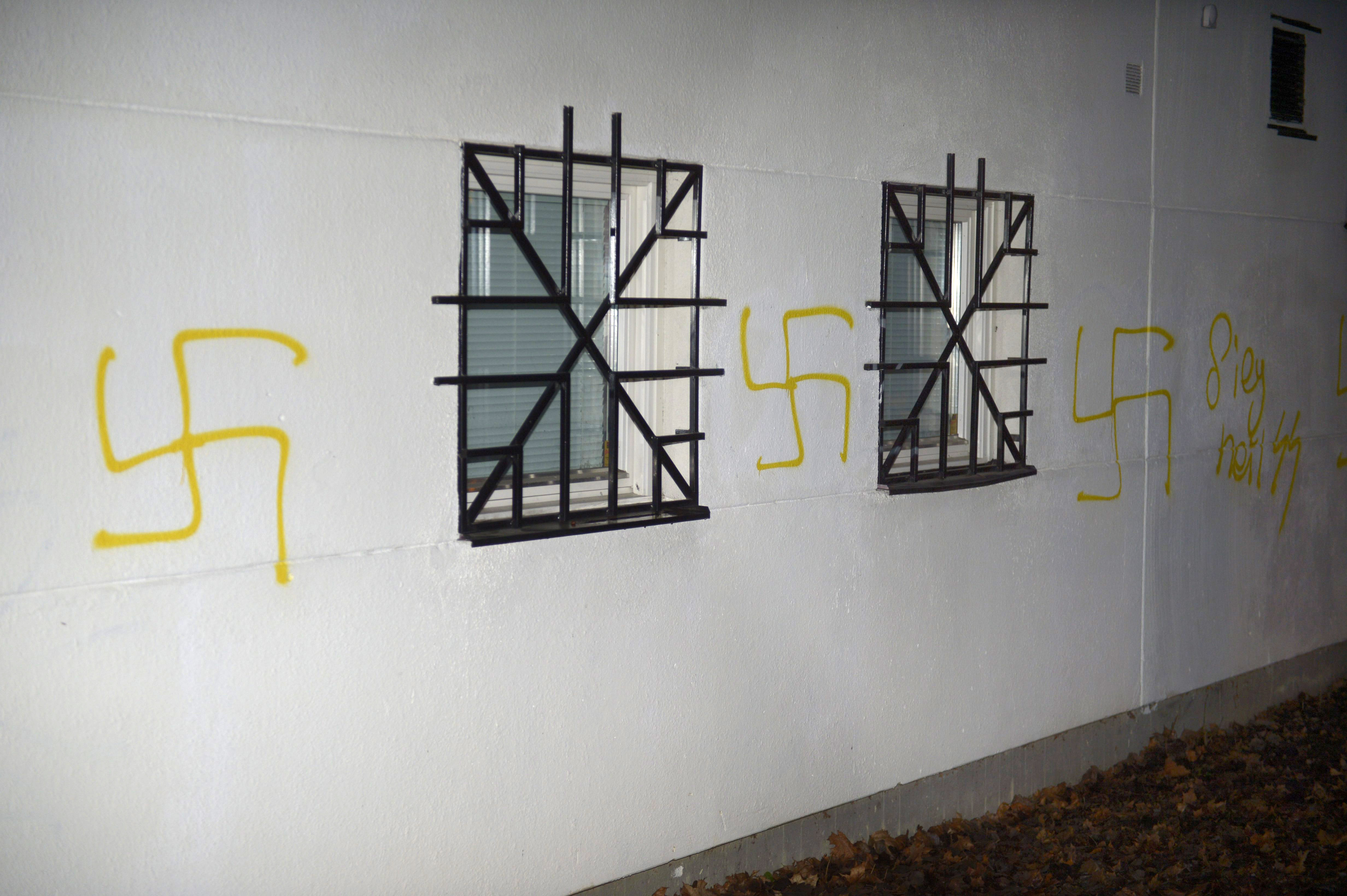 Nazistsymboler har klottrats på skolor och moskéer. Nazistsymboler har klottrats på skolor och moskéer.