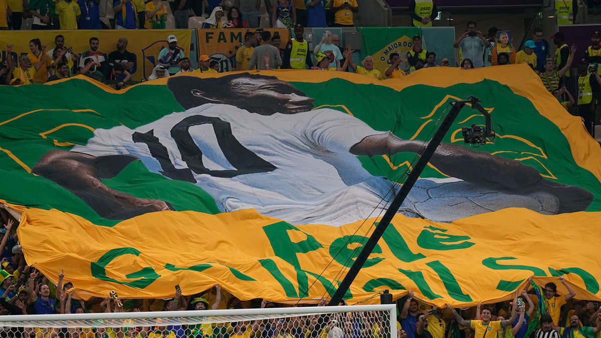 Brasiliens supportrar skickade en hälsning till Pelé under landets match mot Kamerun i Qatar på fredagen.