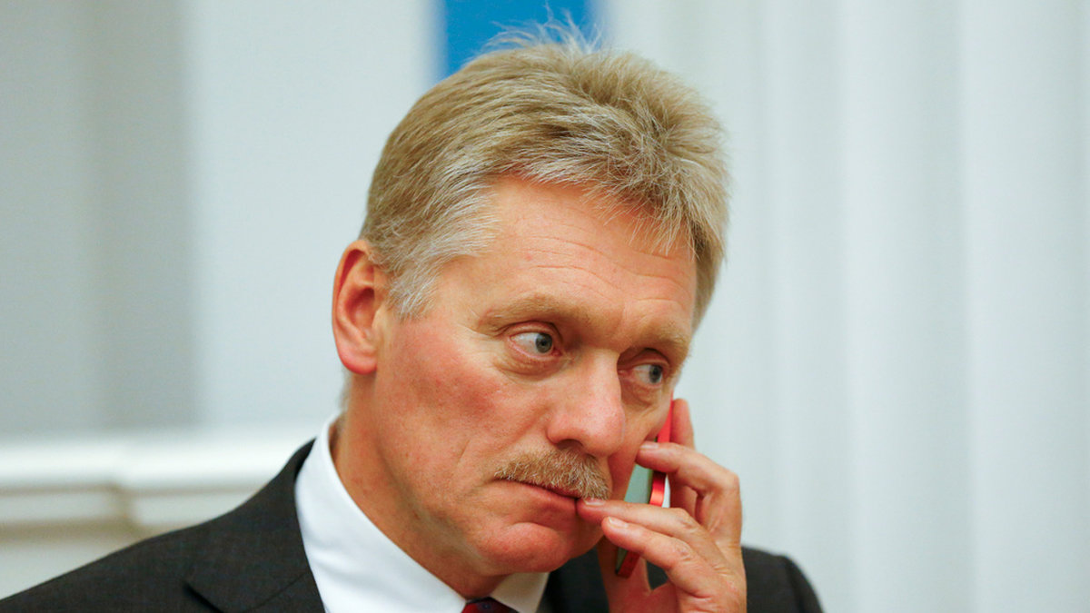 Kremls talesperson Dmitrij Peskov avfärdar tanken på en rysk invasion av Ukraina som 'vansinnig'.
