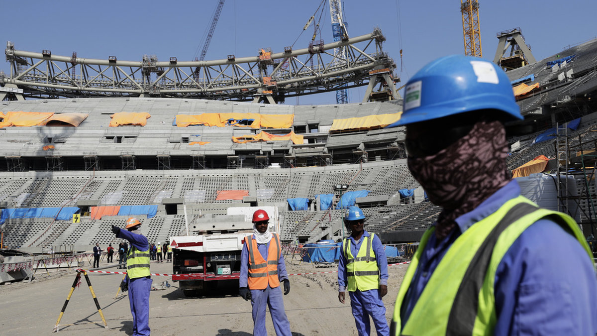 Arenabygge i Qatar inför fotbolls-VM. Nu kräver Amnesty att migrantarbetare ska ersättas av Fifa. Arkivbild.