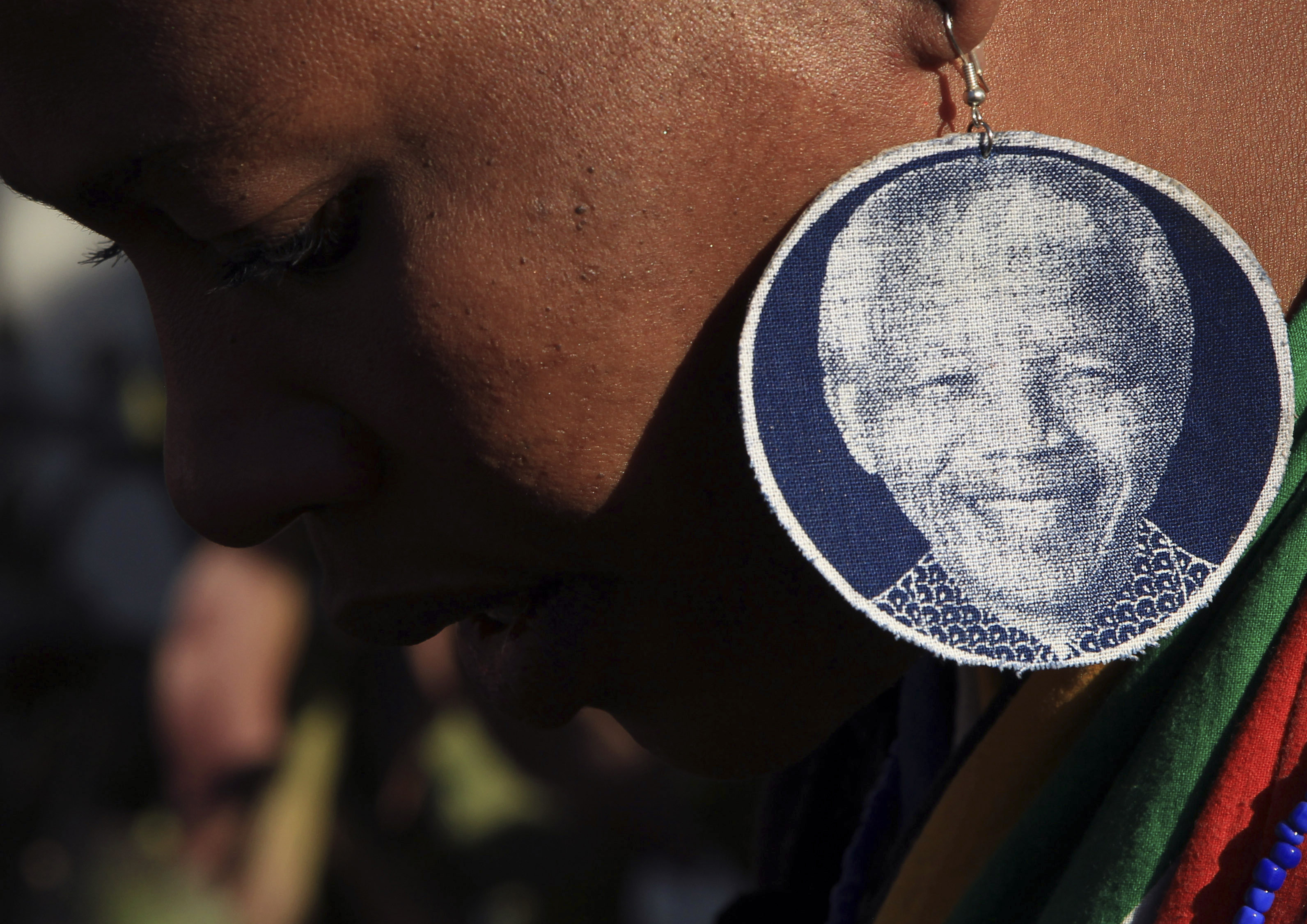 Här en kvinna med Mandela-örhängen. Här en kvinna med Mandela-örhängen.