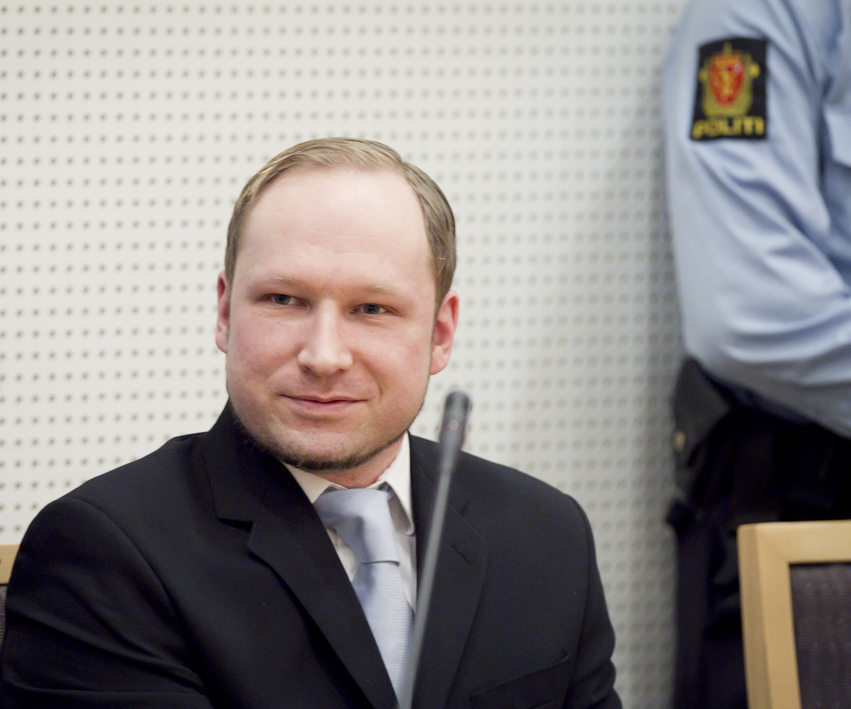 ... hur Breivik sökt kontakt med svenska kommuner för att hitta boende.