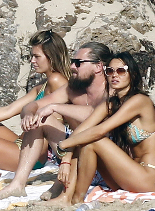 Leonardo DiCaprio myser på St Barths med vackra damer. Leonardo DiCaprio myser på St Barths med vackra damer.