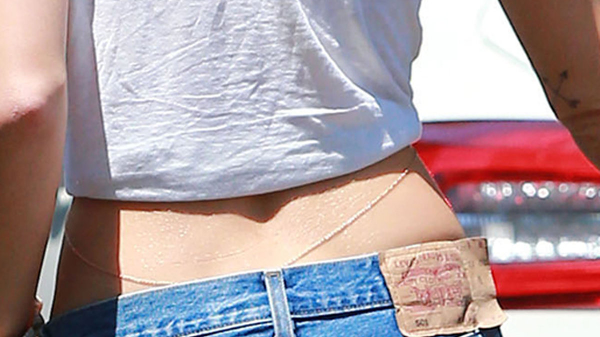 Miley Cyrus rockade minimala jeansshorts.