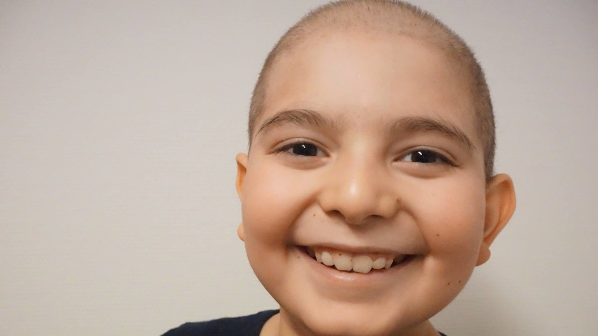 Daniel fick en tumör när han var fem år gammal och nu peppar han andra.