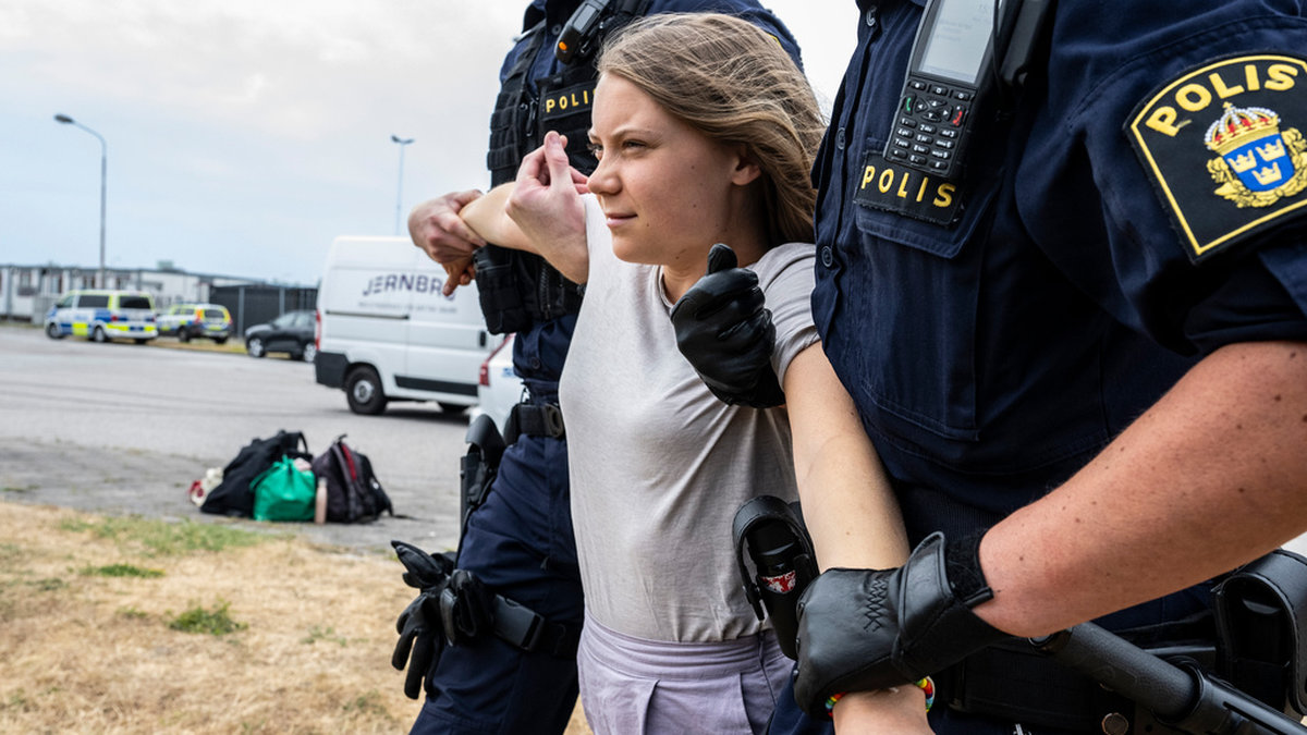 Polisen flyttar på Greta Thunberg när hon blockerar infarten till Oljehamnen i Malmö tillsammans med andra personer från rörelsen Ta tillbaka framtiden. Arkivbild.