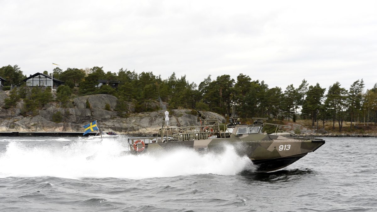 En stridsbåt 90 på Nämndöfjärden i Stockholms skärgård under den fortsatta ubåtsjakten på lördagen.
