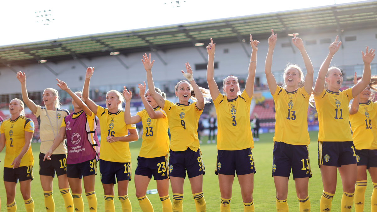 Två spelare och en tränare i svenska damlandslaget i fotboll har insjuknat i covid-19