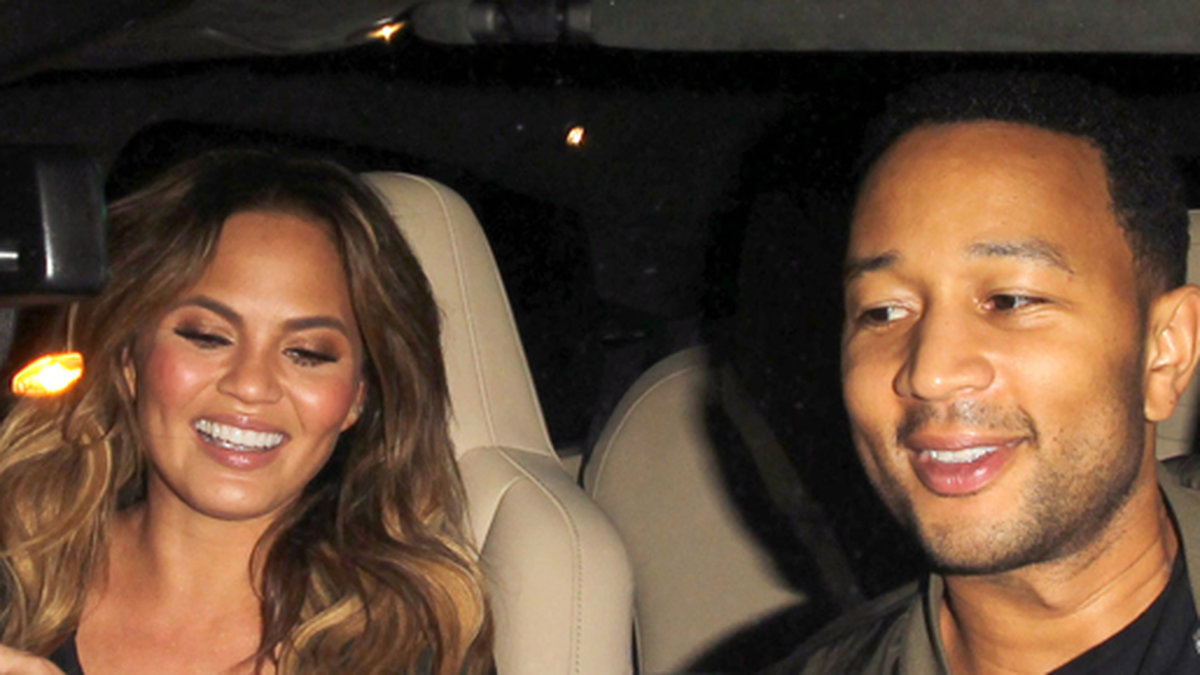 Chrissy Teigen och John Legend fnissar i bilen efter en middag i Hollywood. 