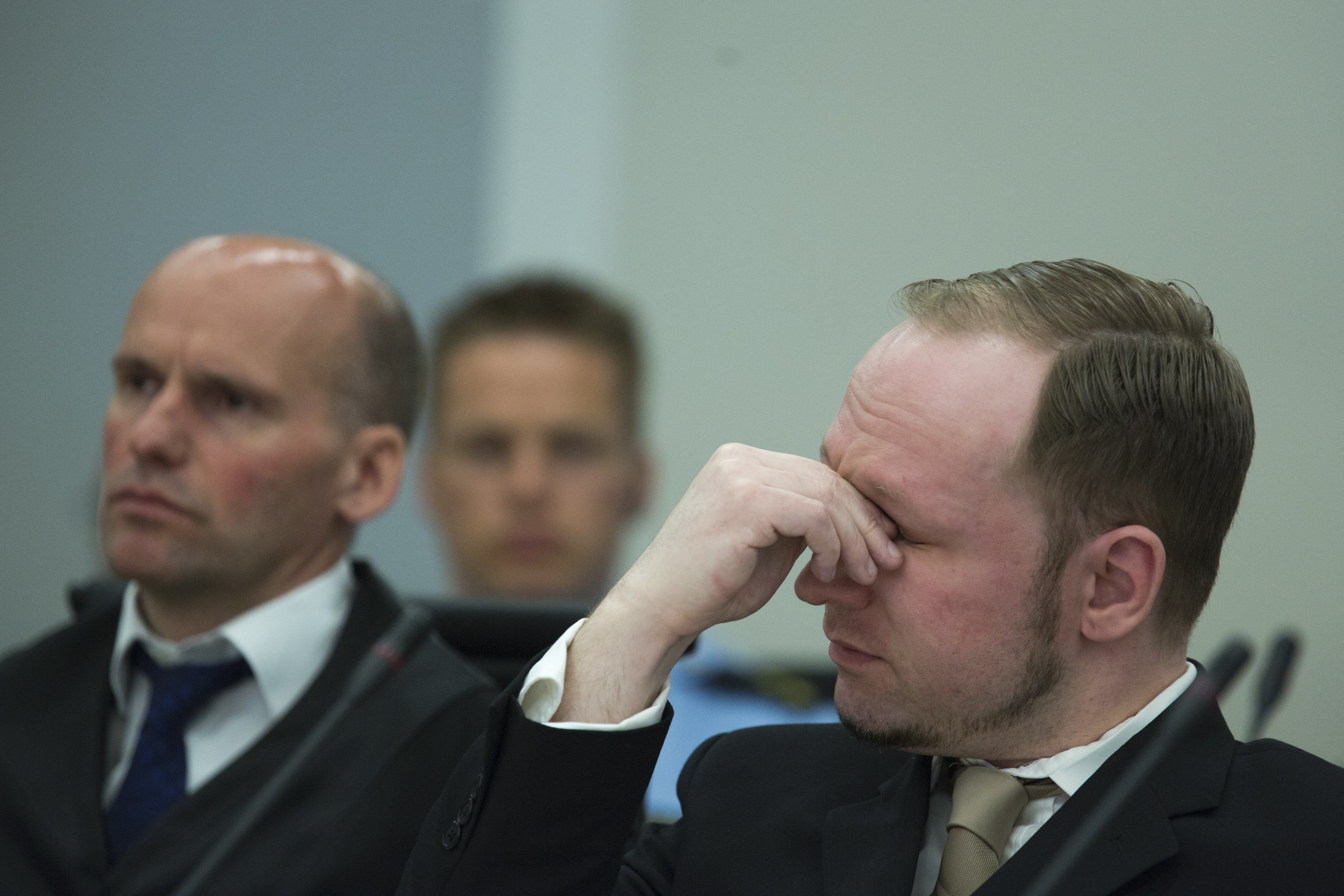 Här bryter Breivik ihop i tårar när hans propagandafilm visas i rättssalen. Här bryter Breivik ihop i tårar när hans propagandafilm visas i rättssalen.