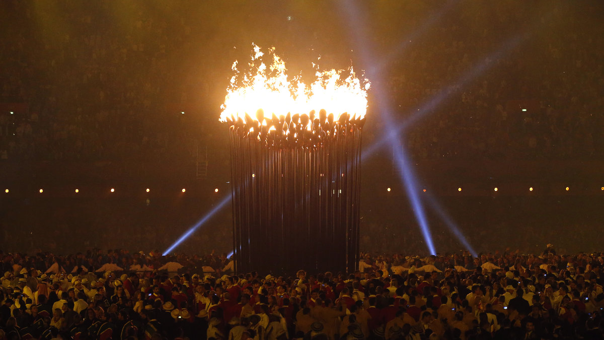 Elden tändes av sju ungdomar, som nominerades av OS-legendarer.