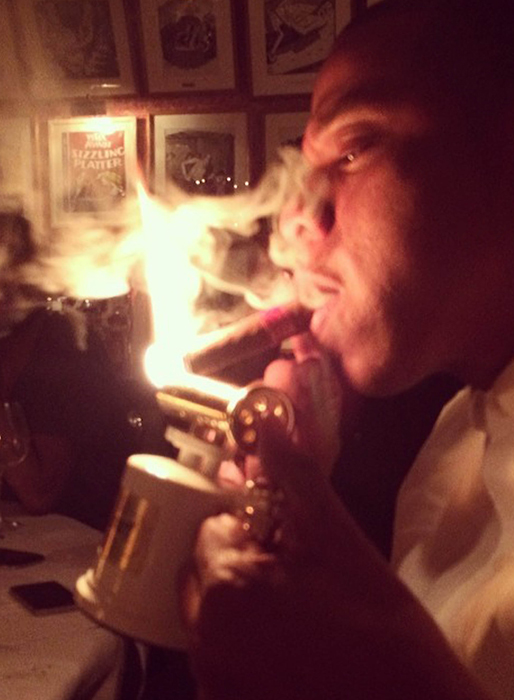 Jay-Z rökte cigarr. Jay-Z rökte cigarr.