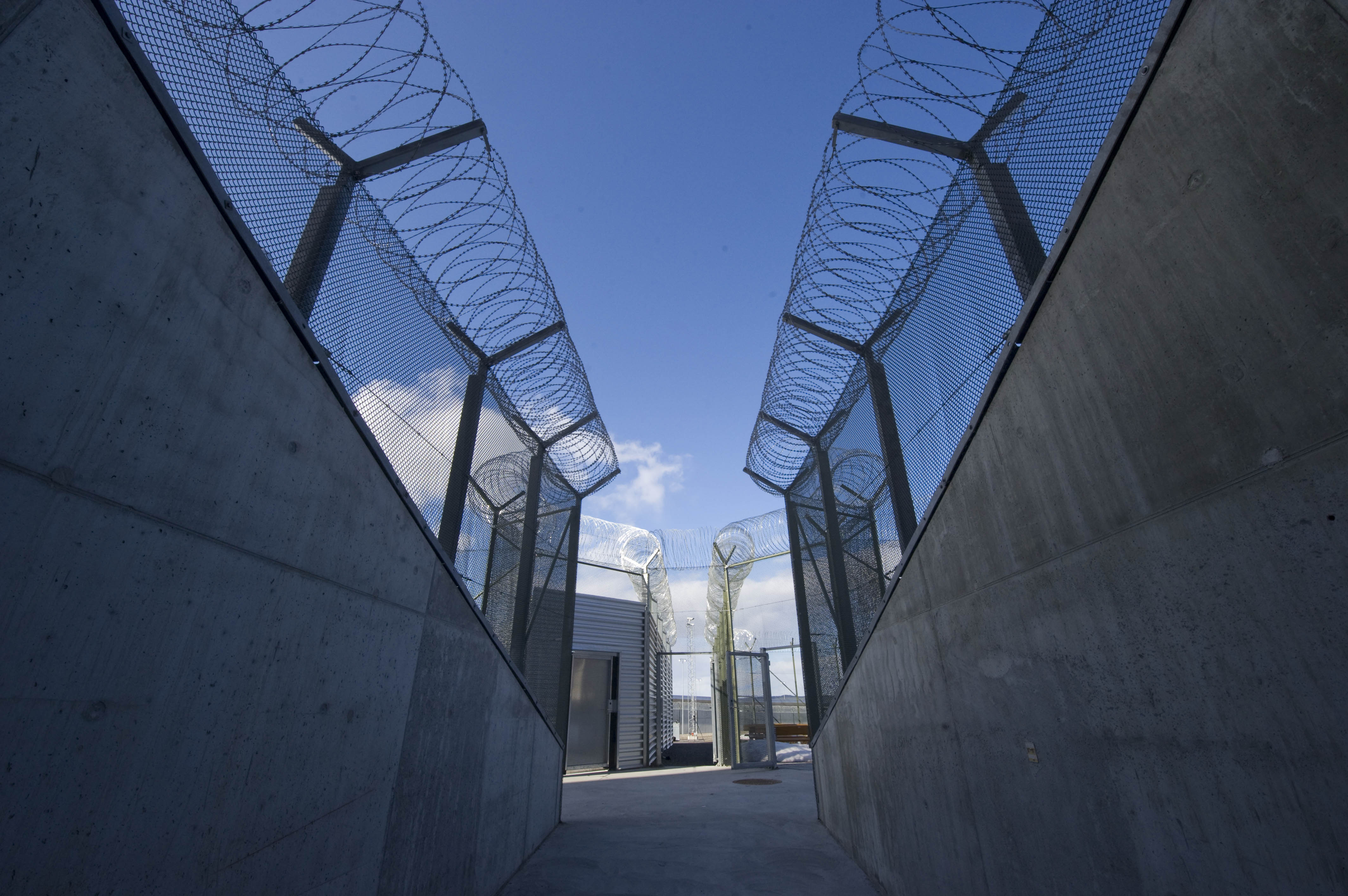 Vårdare på fängelset Saltvik utanför Härnösand, missade att låsa en av cellerna för natten.