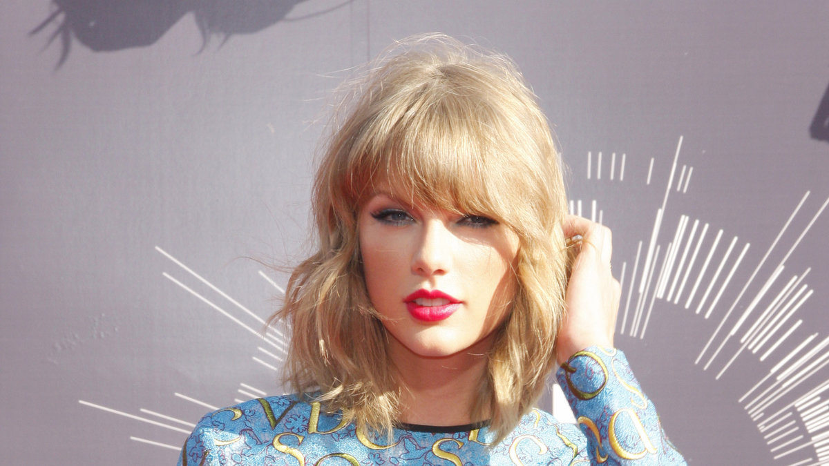 Taylor Swift kom i en långärmad jumpsuit och bjöd på en cameltoe. 