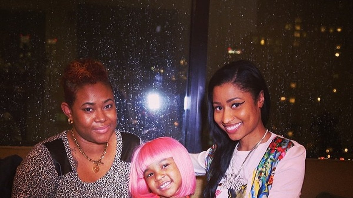 Här får hon träffa sin idol Nicky Minaj. Nicky gav även Miyah en rosa peruk. 