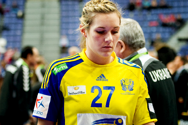 Sabina Jacobsen deppar efter Sveriges tunga förlust mot Frankrike med 21-22 i handsbolls-EM.