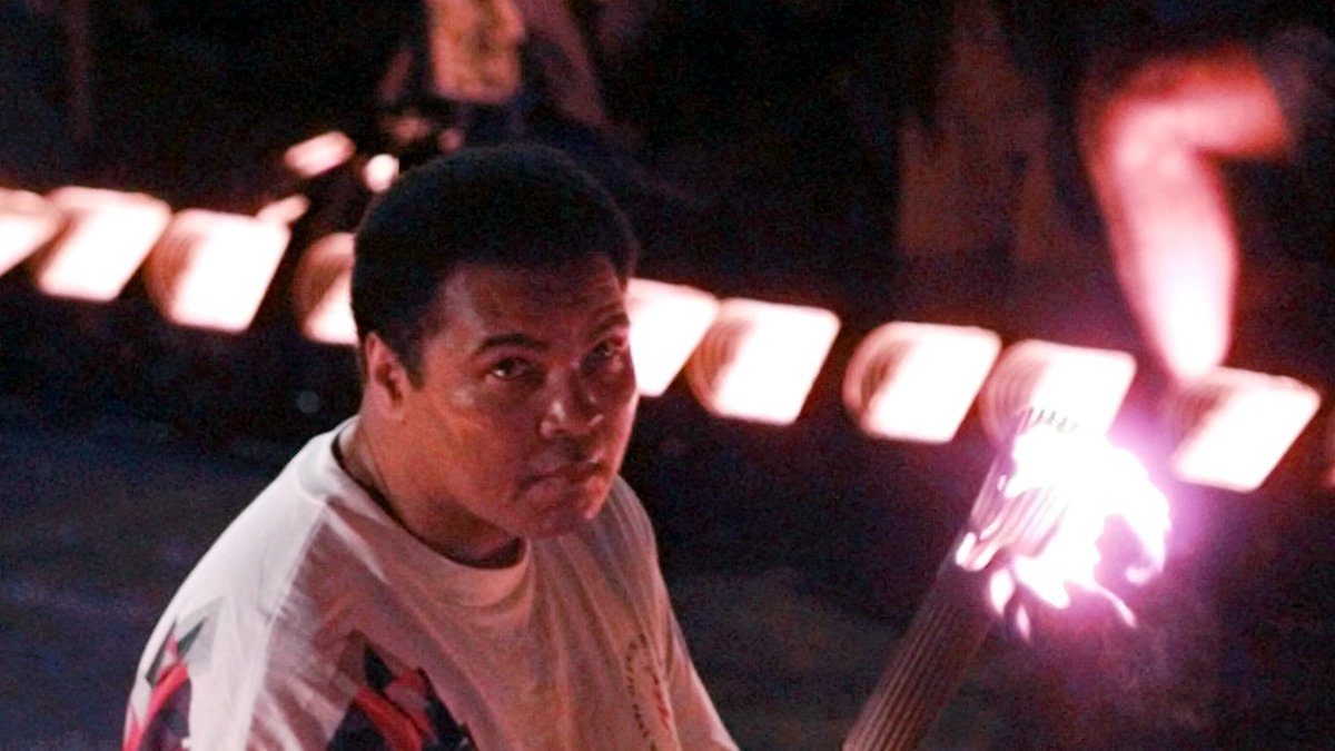 Ali, som lider av Parkinson, fick tända den olympiska elden i Atlanta 1996. 