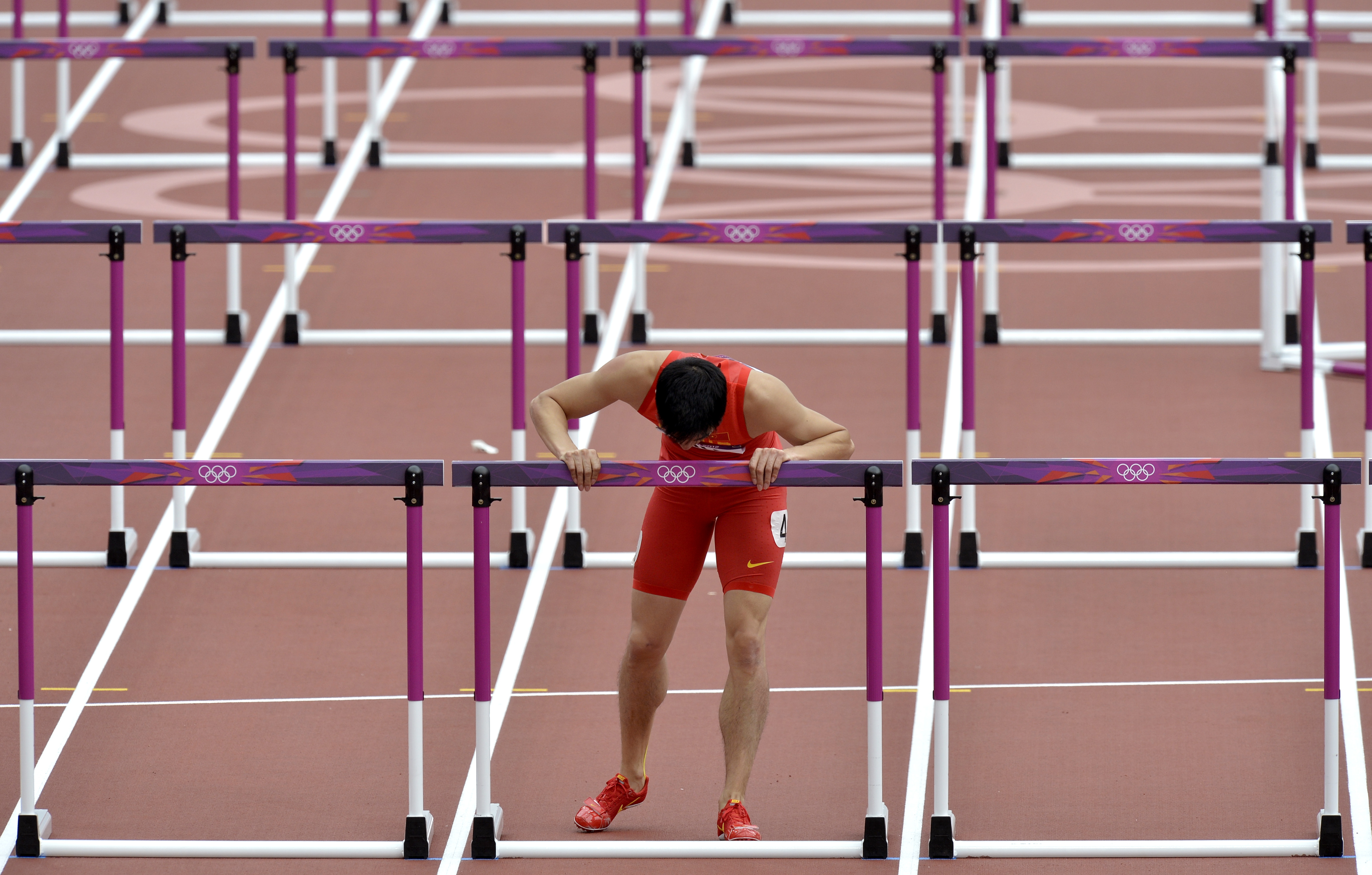 Kinas Liu Xiang skulle få revansch efter OS i Peking. Men han föll. Efter loppet gick han fram och kysste den sista häcken. Troligt är att vi aldrig får se Xiang i ett OS igen. Kinas Liu Xiang skulle få revansch efter OS i Peking. Men han föll. Efter loppet gick han fram och kysste den sista häcken. Troligt är att vi aldrig får se Xiang i ett OS igen.