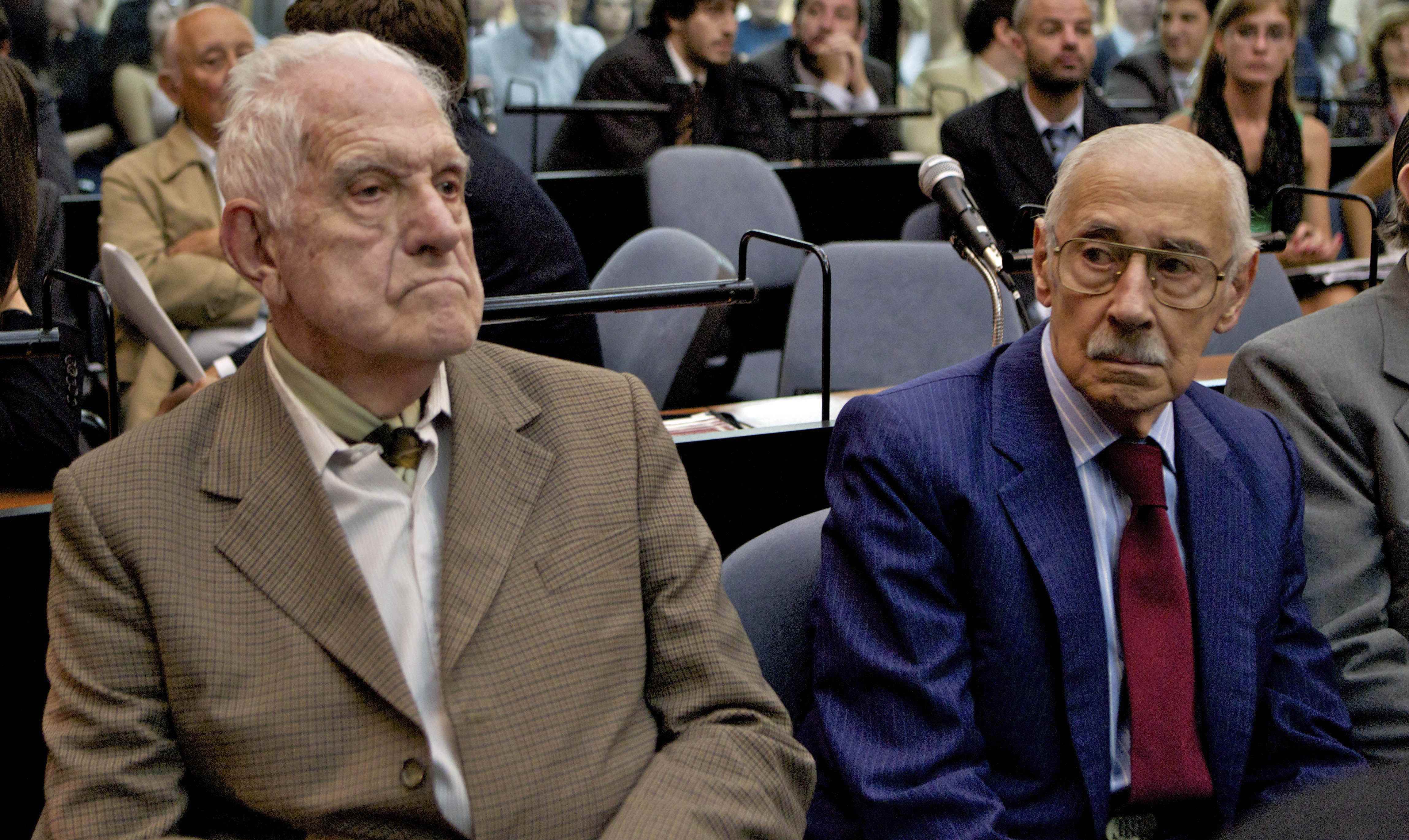Reynaldo Bignone (till vänster) och "diktatorkollegan" Jorge Rafael Videla på en rättegång.