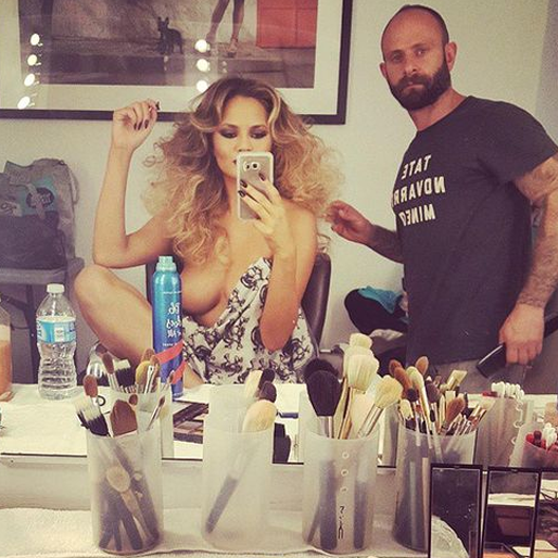 Chrissy Teigen gömmer sin ena nipple bakom en hårsprej. Chrissy Teigen gömmer sin ena nipple bakom en hårsprej.